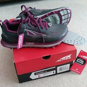 Altra superior 3.5 NWT 6